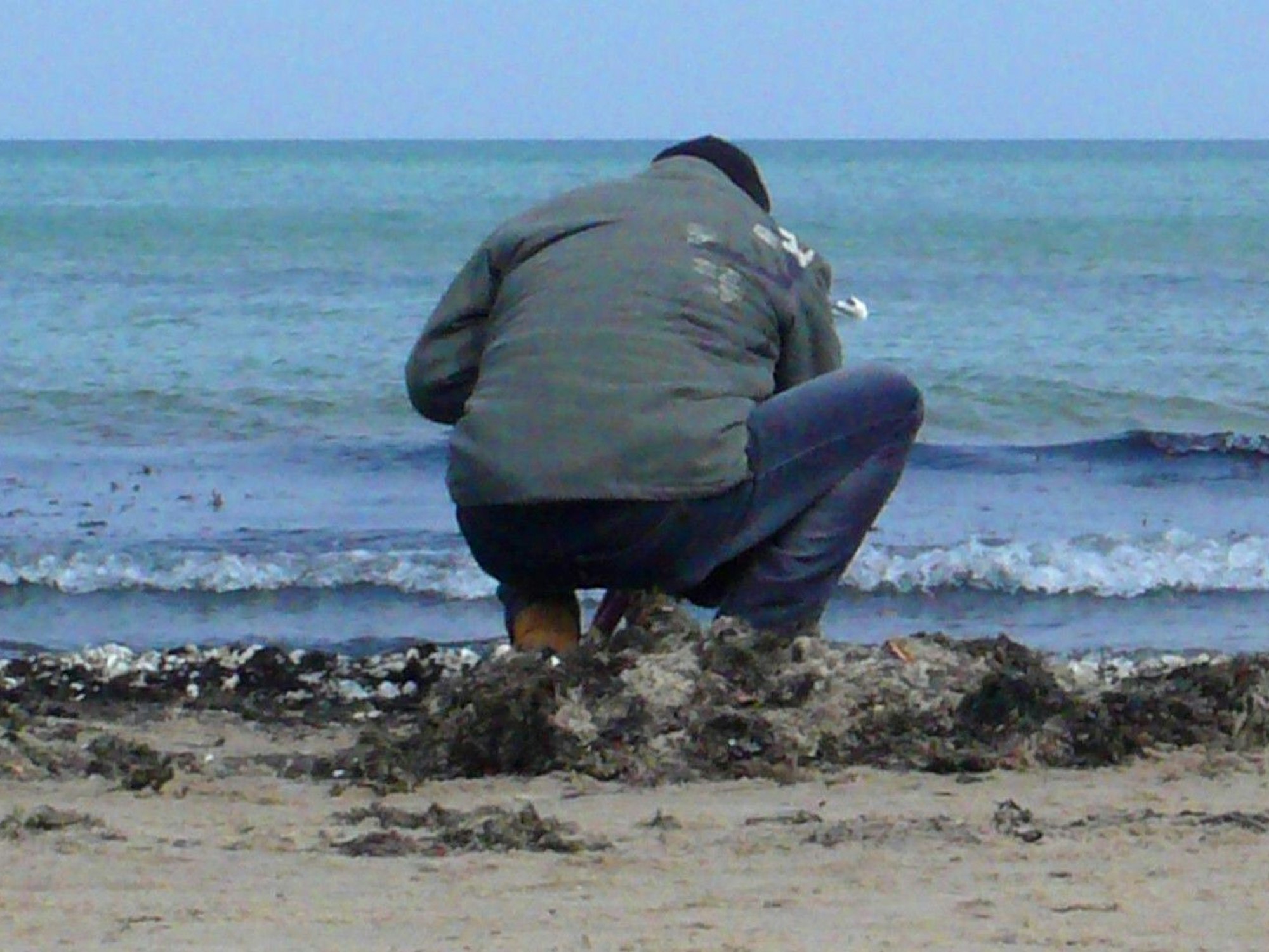 Bernsteinsucher am Sandstrand an der Ostsee (Symbolbild): Ein Urlauber hat einen Sensationsfund gemacht.