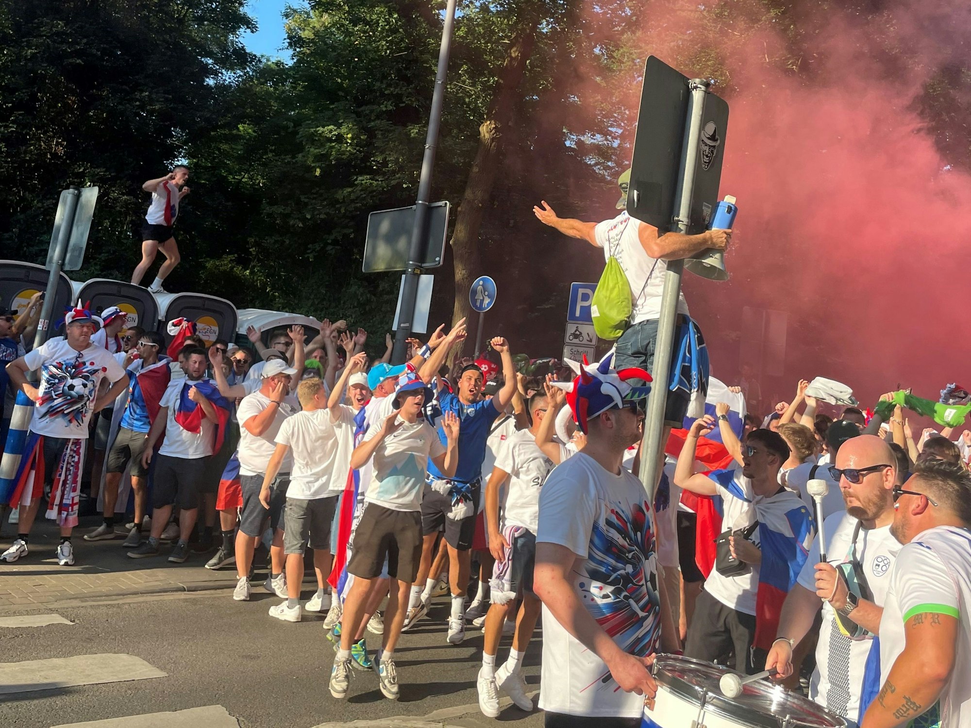 Slowenien-Fans beim Marsch durch Köln.