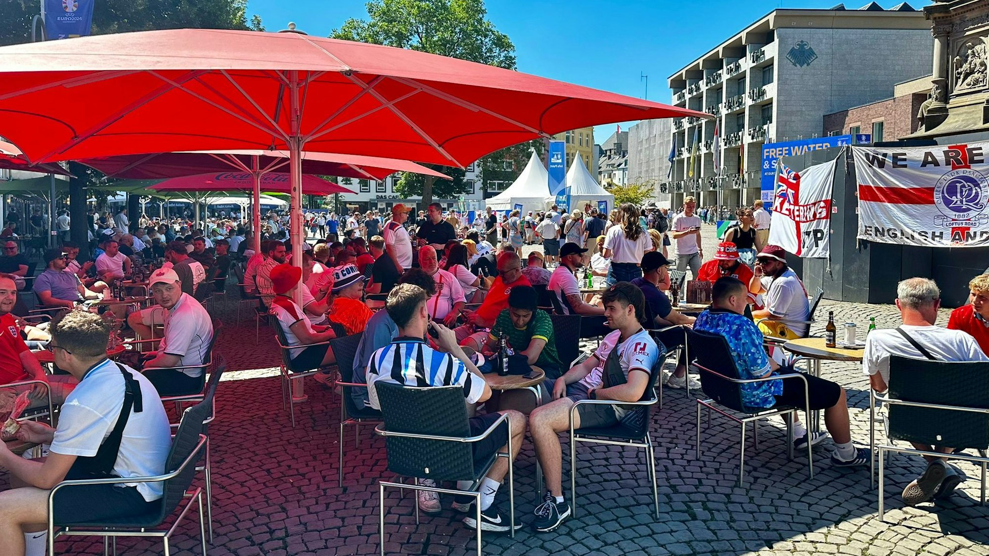 Die englischen Fans verbringen den Dienstagmittag (25. Juni 2024) in den Kölner Bars und Kneipen, die Plätze auf den Außenterrassen am Heumarkt und am Alter Markt sind allesamt besetzt.