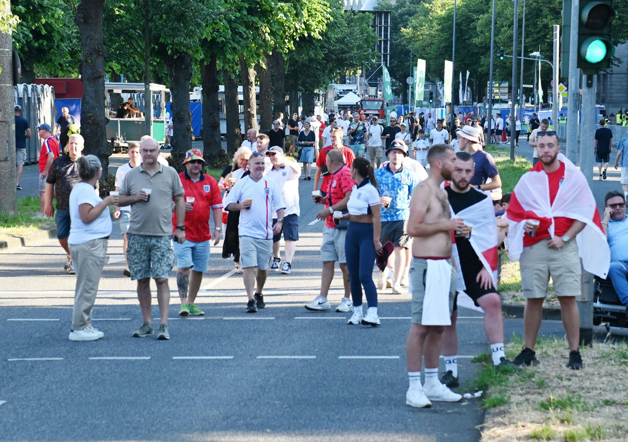 Foto von englischen Fußball-Fans am Konrad-Adenauer-Ufer in Köln.
