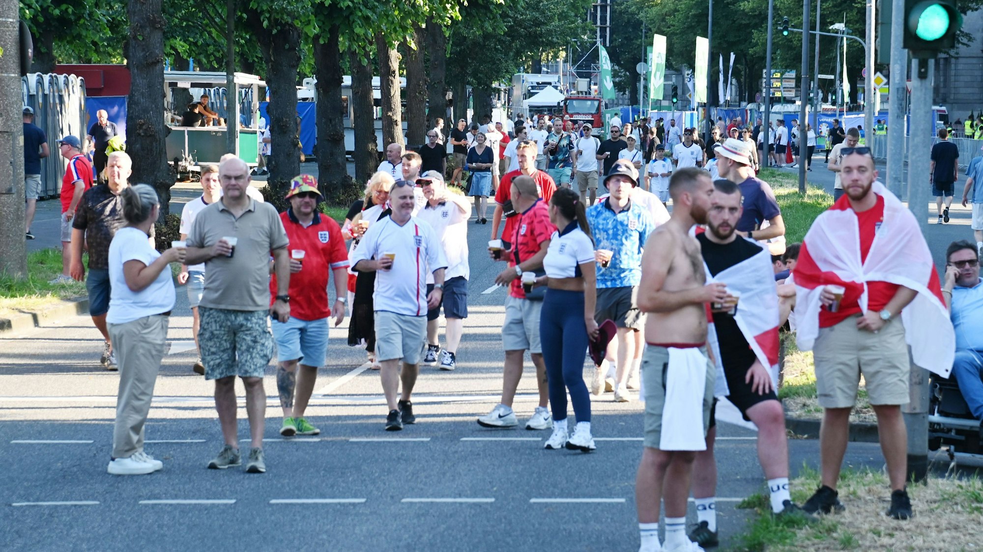 Foto von englischen Fußball-Fans am Konrad-Adenauer-Ufer in Köln.