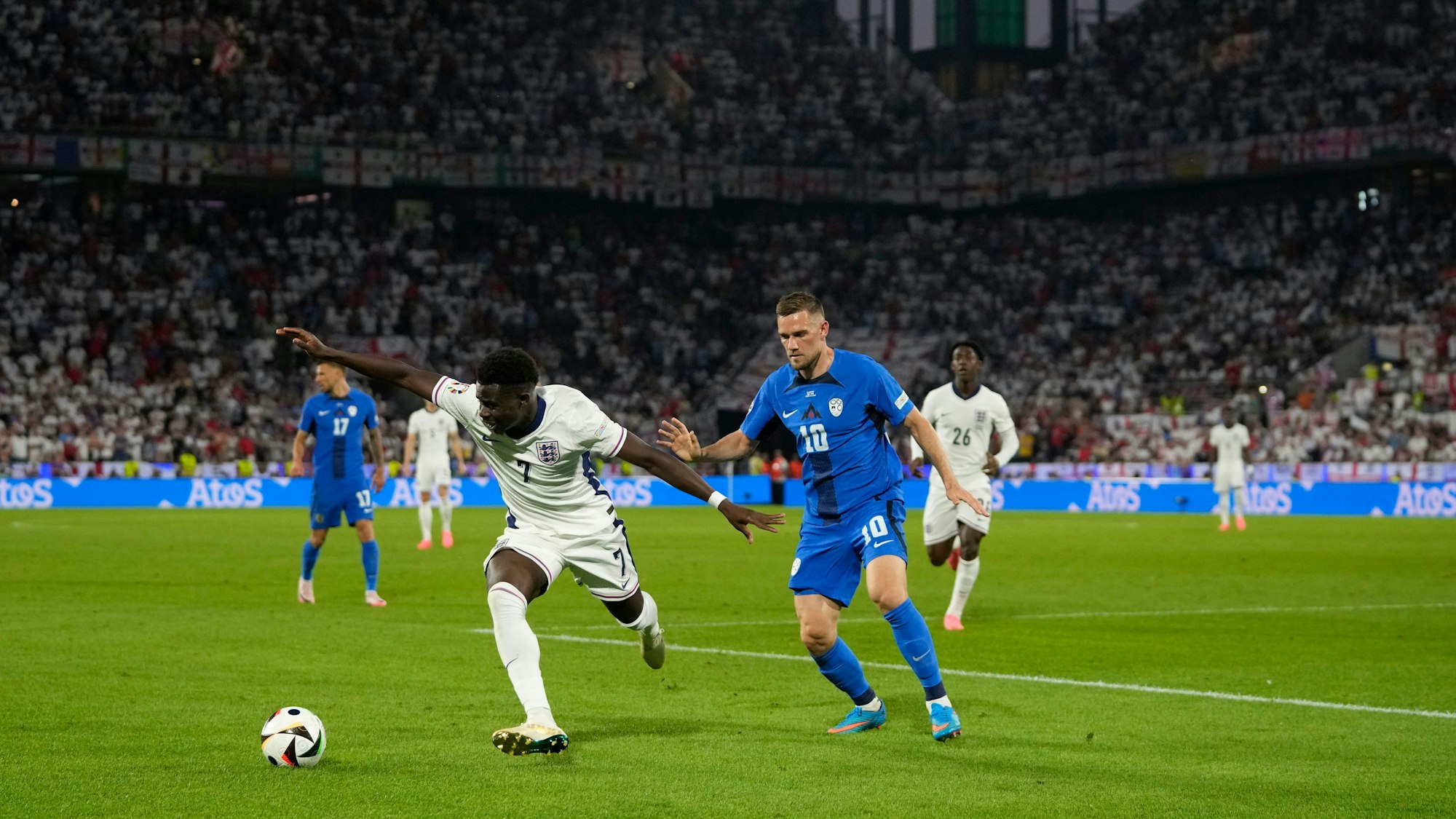 Bukayo Saka (l.) und Timi Elsnik kämpfen um den Ball.