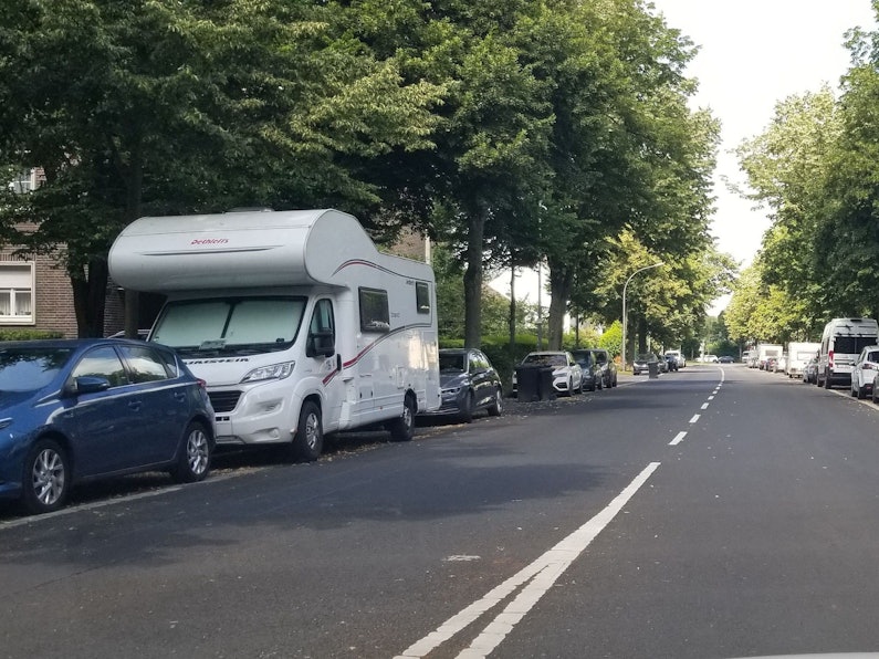 Wohnmobile und Wohnwagen stehen am 24. Juni 2024 auf dem Riehler Gürtel.