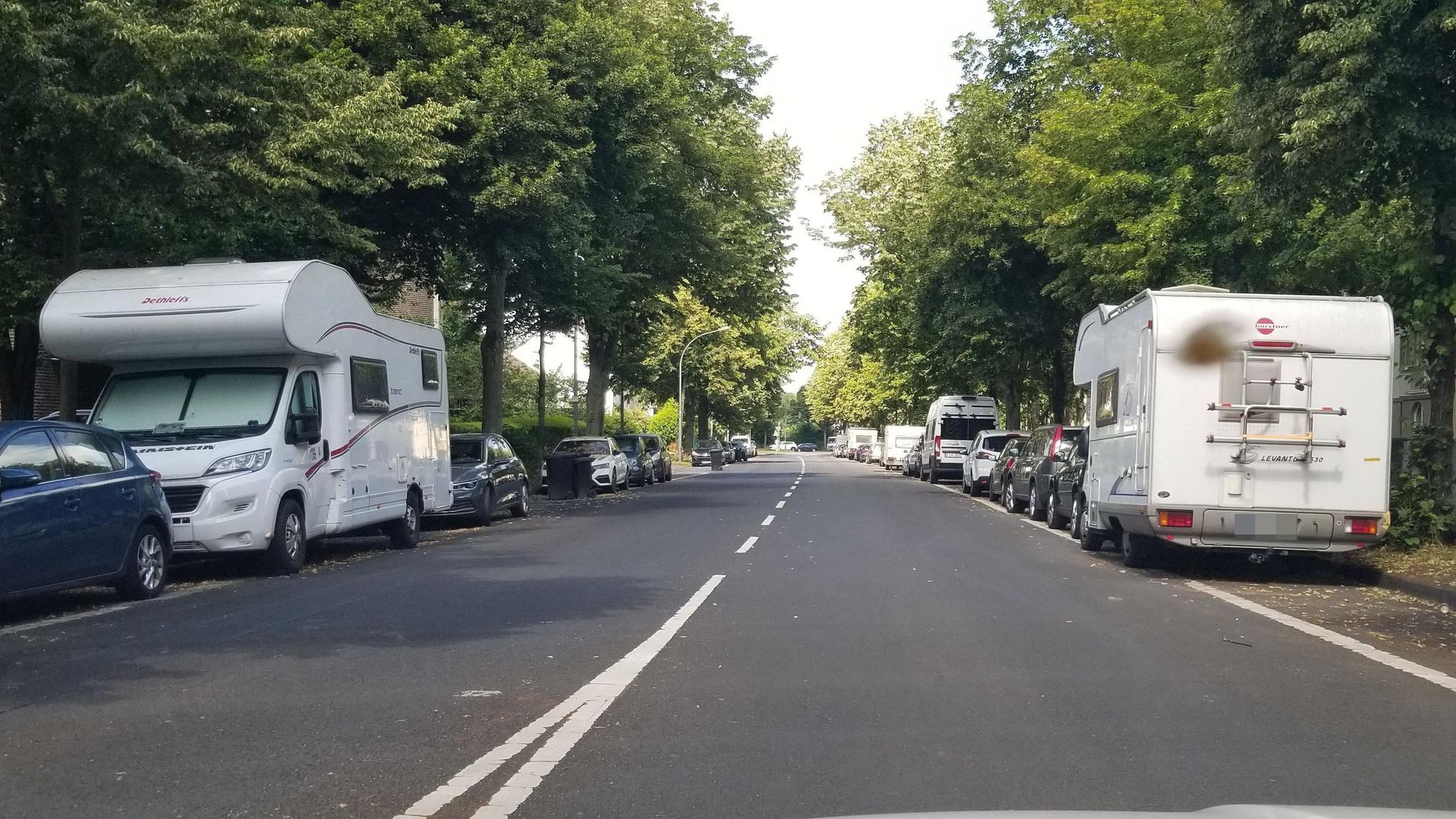 Wohnmobile und Wohnwagen stehen am 24. Juni 2024 auf dem Riehler Gürtel.