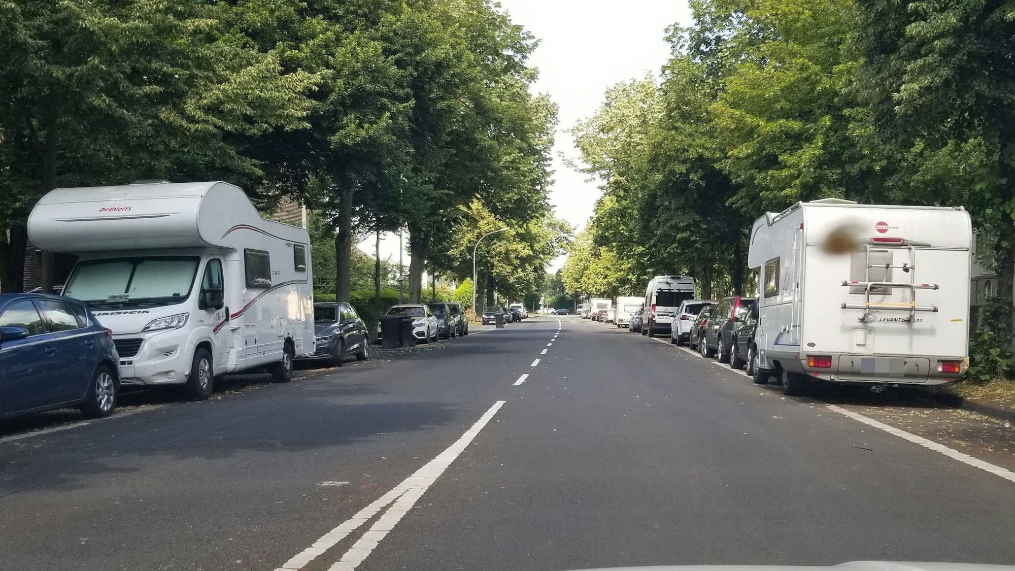Wohnmobile und Wohnwagen stehen am 24. Juni 2024 auf dem Riehler Gürtel.
