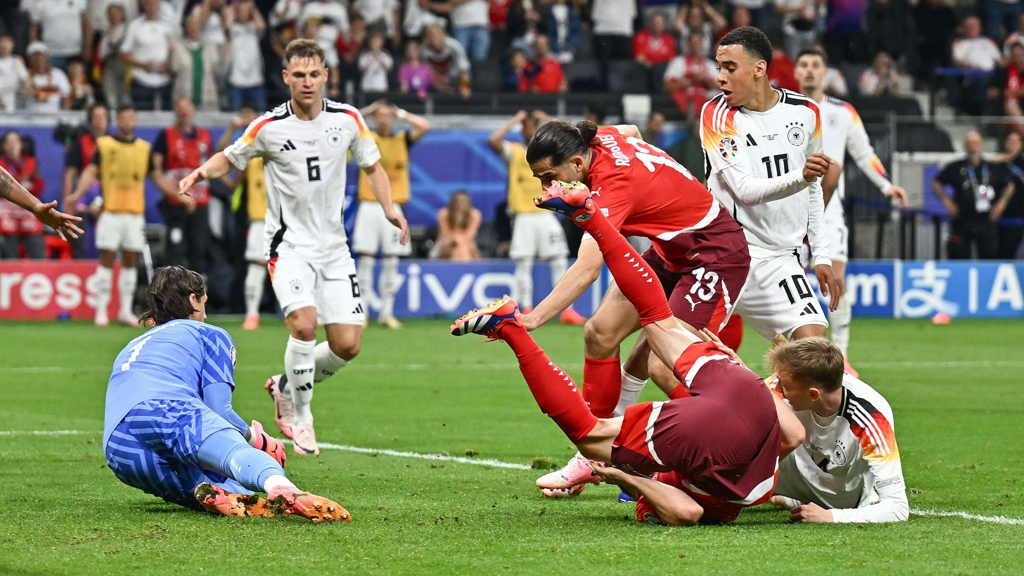 Eine der meistdiskutierten Szenen beim EM-Spiel zwischen Deutschland und der Schweiz: die vermeintliche Elfmeter-Szene beim Duell von Silvan Widmer gegen Maximilian Beier.