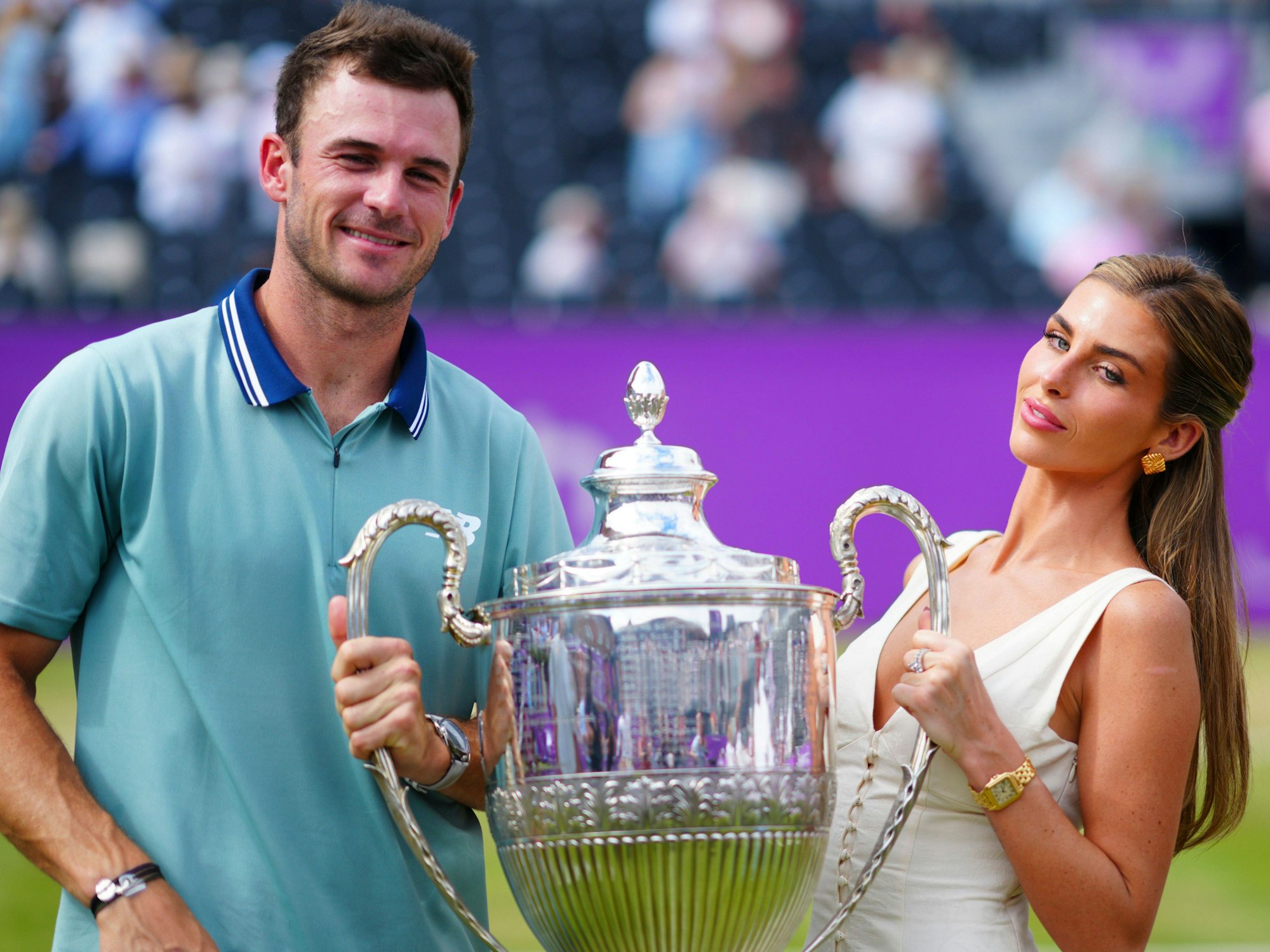 Tommy Paul mit Freundin Paige Lorenze bei der Siegerehrung in Queens.