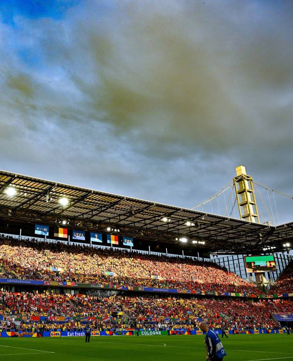 Die Osttribüne des Rhein-Energie-Stadions beim EM-Spiel Belgien - Rumänien.