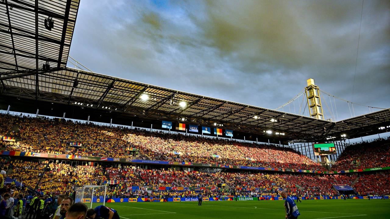 Die Osttribüne des Rhein-Energie-Stadions beim EM-Spiel Belgien - Rumänien.
