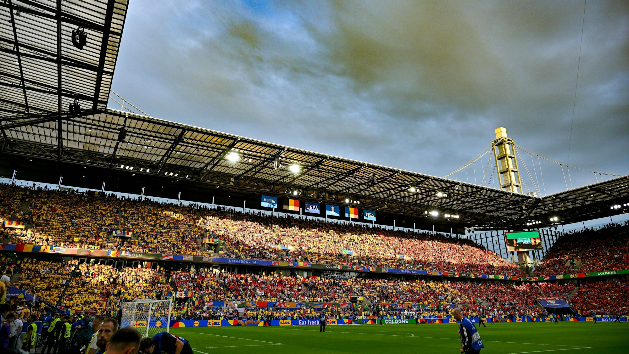 Die Sonne scheint beim Spiel Belgien gegen Rumänien in Köln.