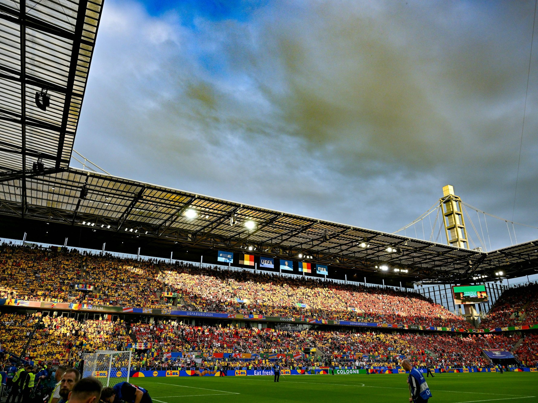 Die Osttribüne des Rhein-Energie-Stadions beim EM-Spiel Belgien - Rumänien.