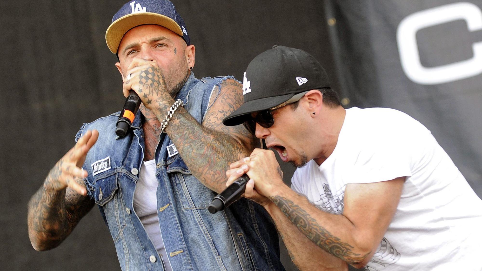 Crazy-Town-Frontmann Shifty Shellshock (links, hier 2013 beim Nova Rock Festival neben Epic Mazur) ist tot.