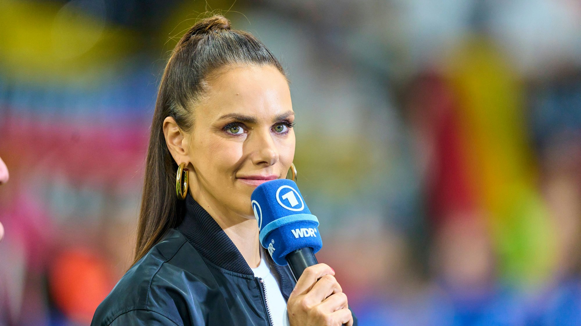 Esther Sedlaczek spricht in ein ARD-Mikro.