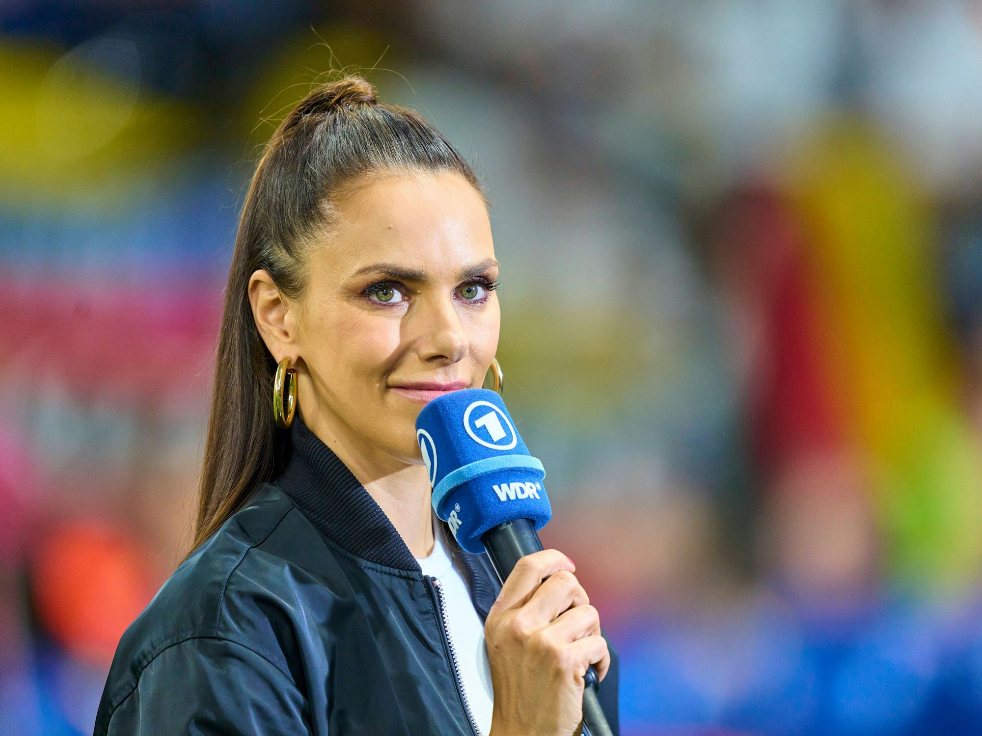 Esther Sedlaczek mit ARD-Mikro in der Hand.