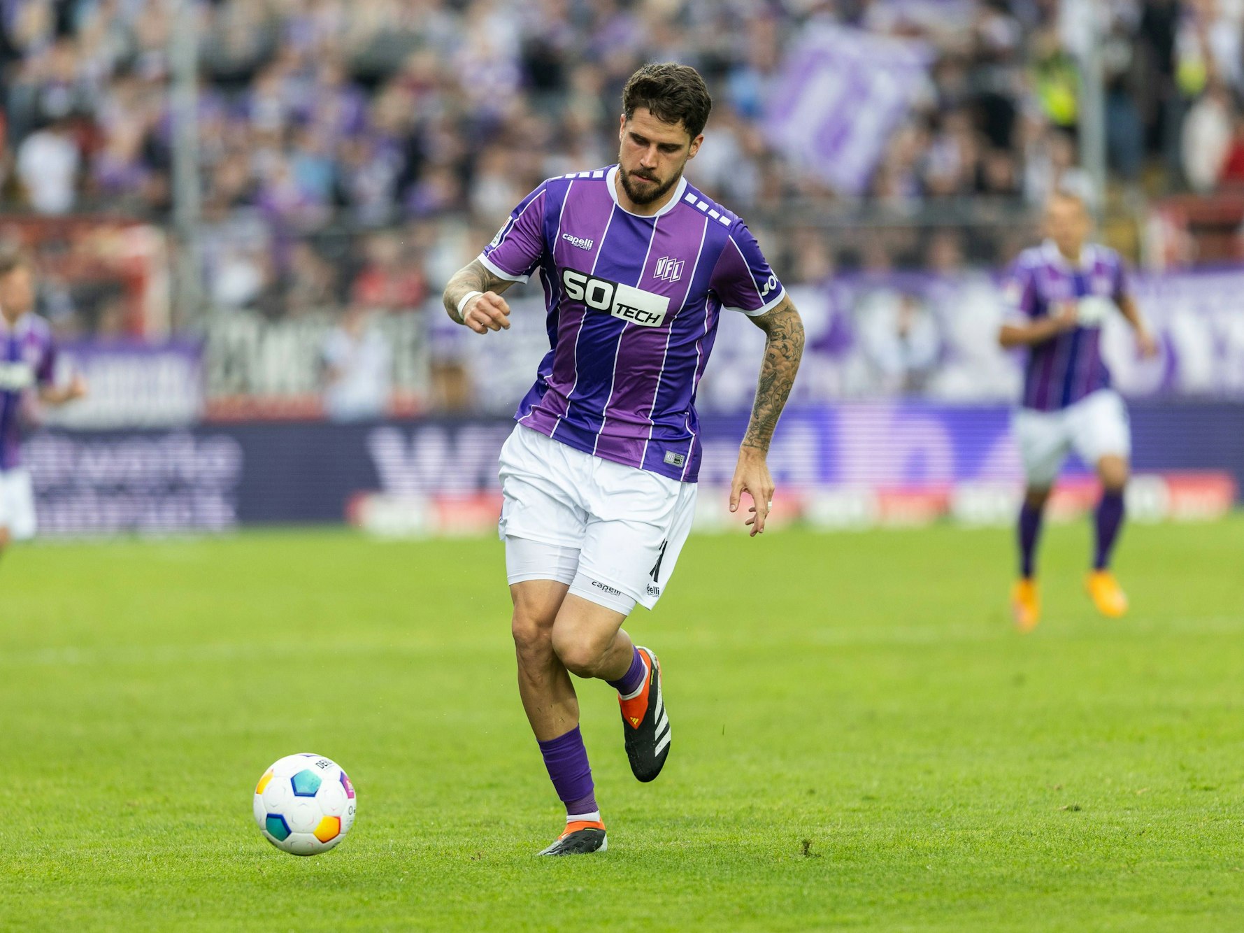 Lex-Tyger Lobinger für den VfL Osnabrück am Ball.