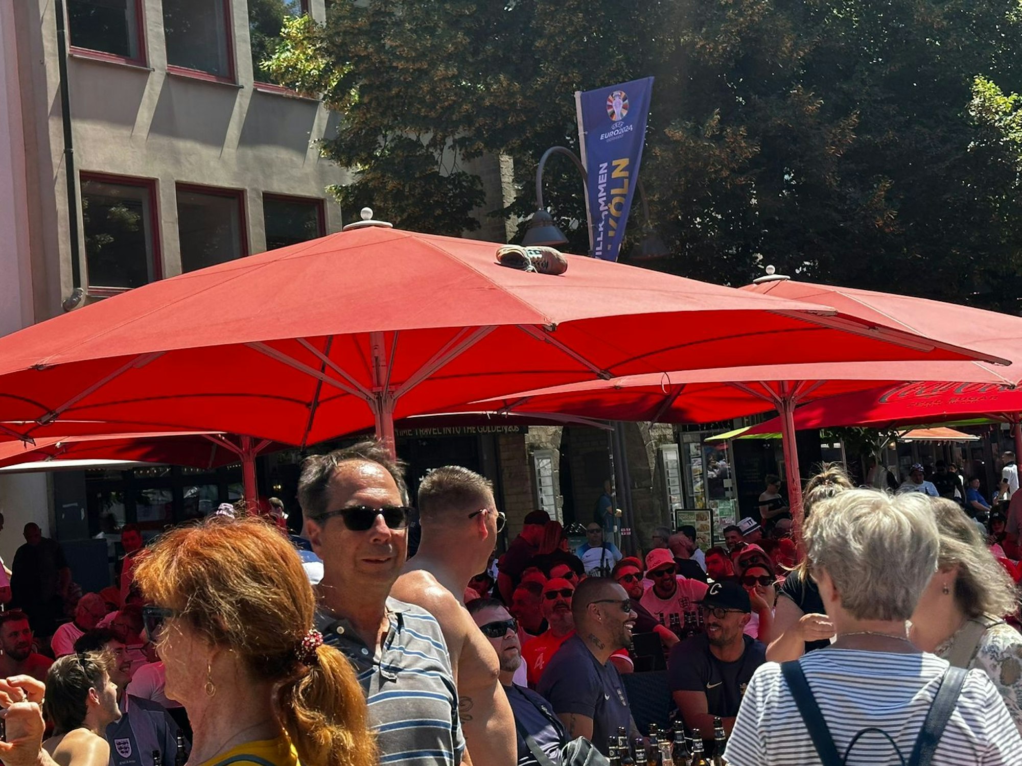 Einer der Schuhe landete auf einem Sonnenschirm einer Kneipe am Alter Markt.