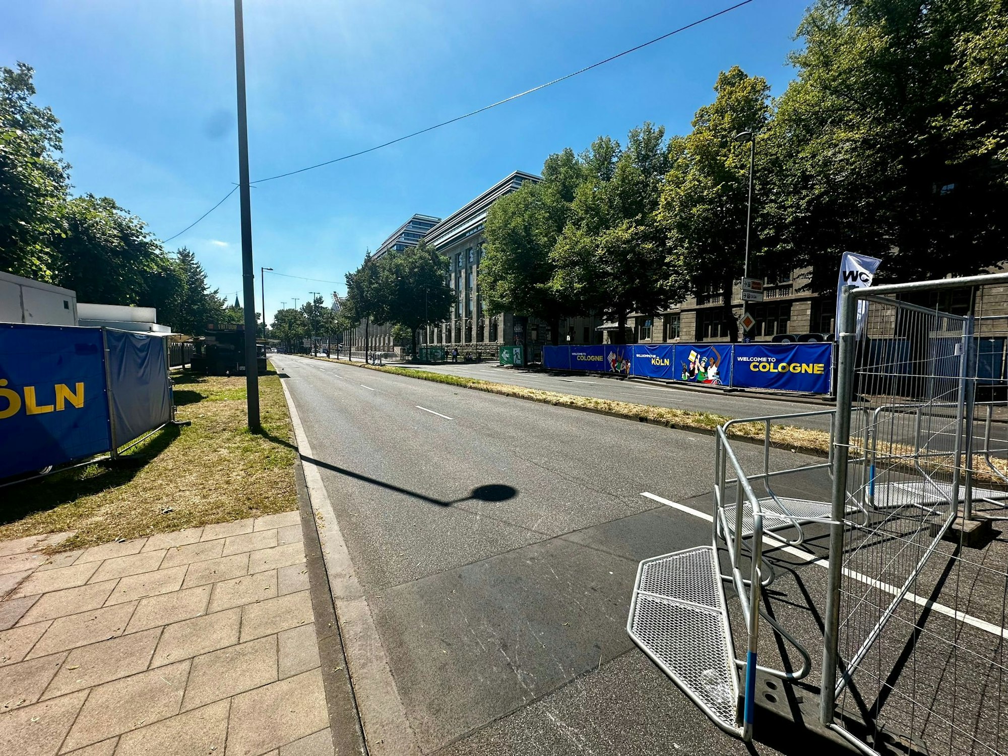 Eine Geisterstadt? Nein, die Fanzone am Kölner Rheinufer. Am Dienstagmittag (25. Juni 2024) ist hier noch nichts los, am Abend wollen tausende englische Fans den Sieg ihrer Mannschaft bejubeln.