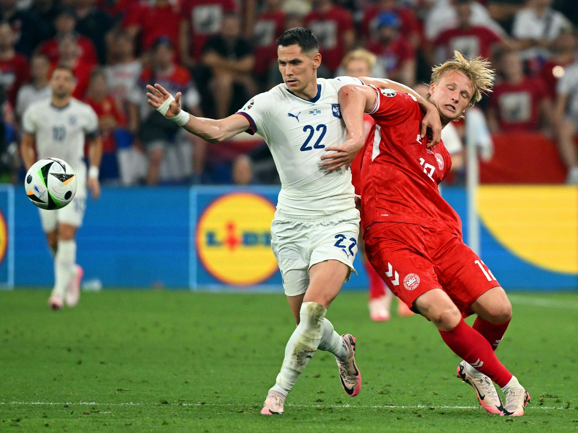 Serbiens Sasa Lukic (l.) und Dänemarks Kasper Dolberg kämpfen um den Ball.