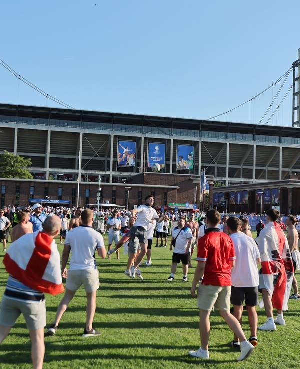 Fans pilgern zum Rhein-Energie-Stadion.