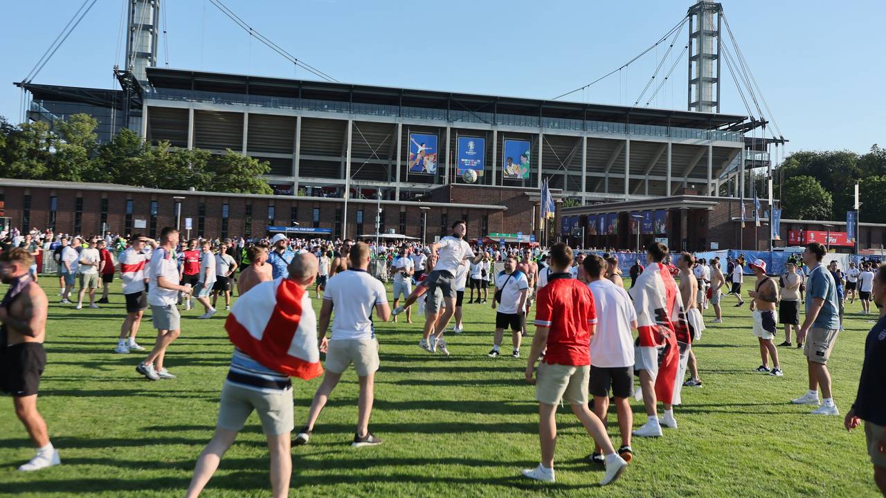 Fans pilgern zum Rhein-Energie-Stadion.