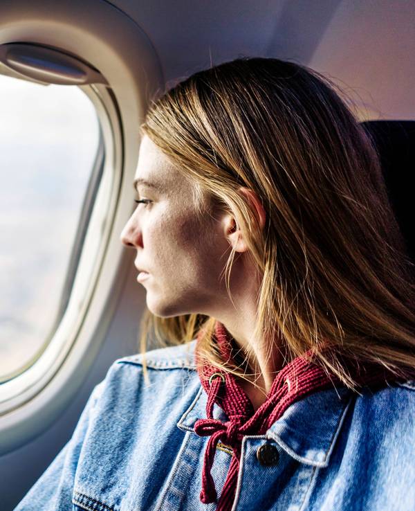 Ein neuer Reisetrend macht die Runde:„Raw-Dogging“. Viele Reisende wollen damit im Flieger die eigenen Grenzen austesten (Symbolbild).