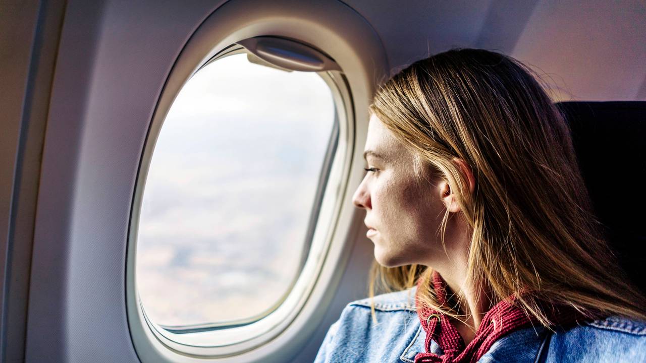Ein neuer Reisetrend macht die Runde:„Raw-Dogging“. Viele Reisende wollen damit im Flieger die eigenen Grenzen austesten (Symbolbild).