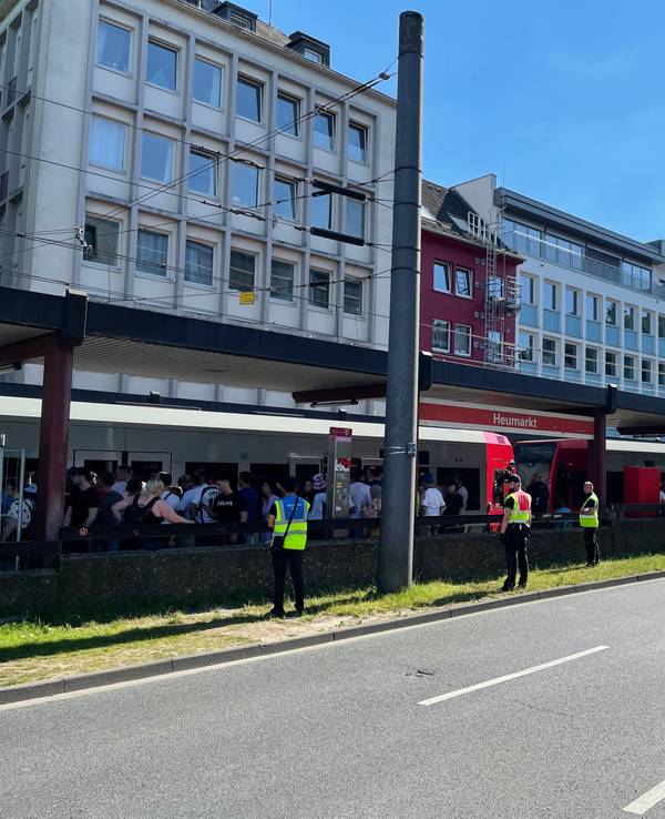 Blick auf KVB-Haltestelle Heumarkt.