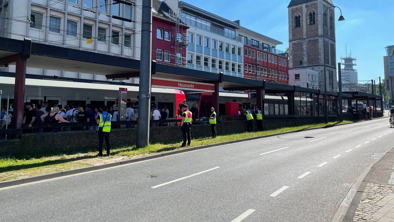 Blick auf KVB-Haltestelle Heumarkt.