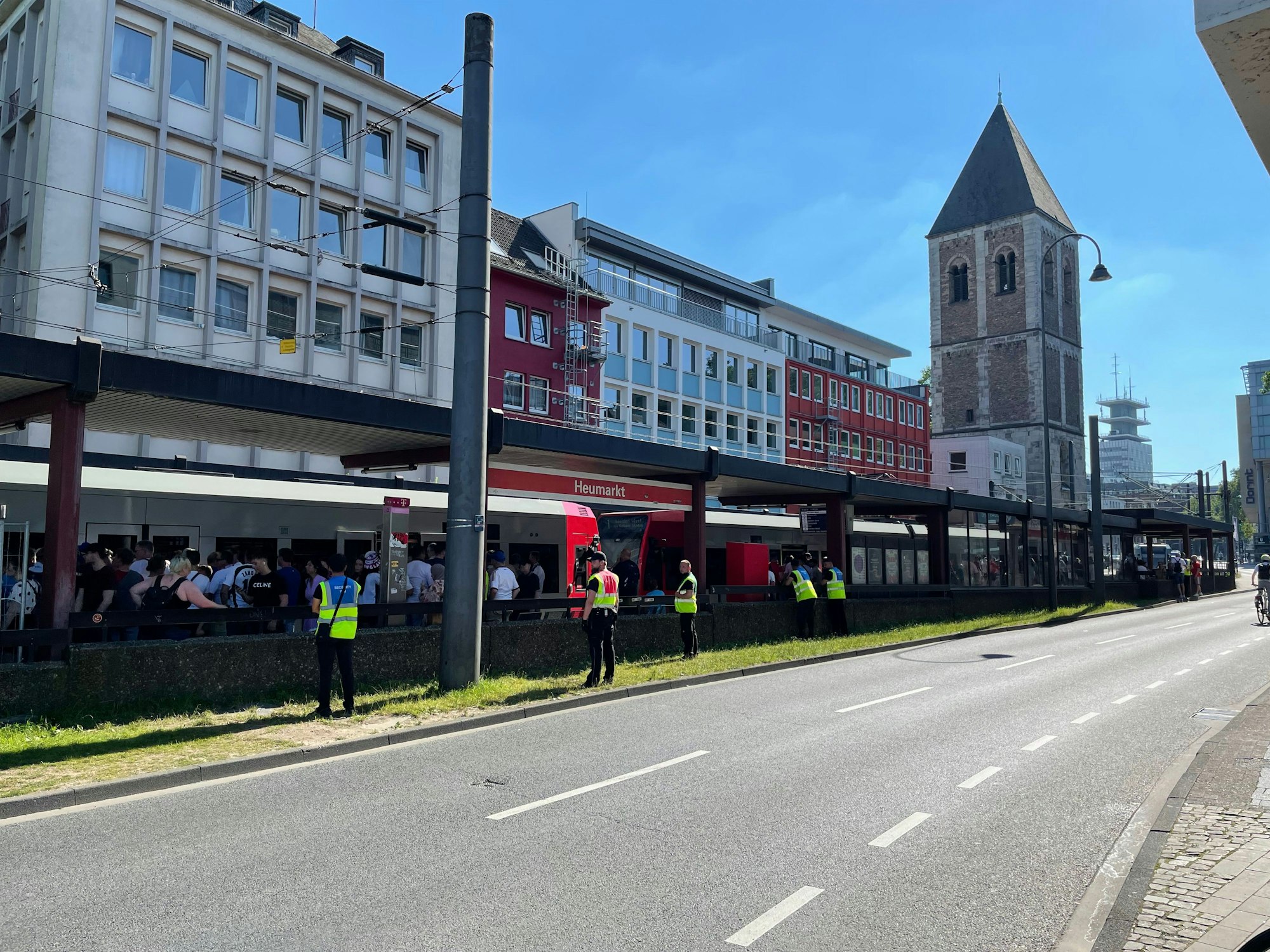 Blick auf KVB-Haltestelle Heumarkt.