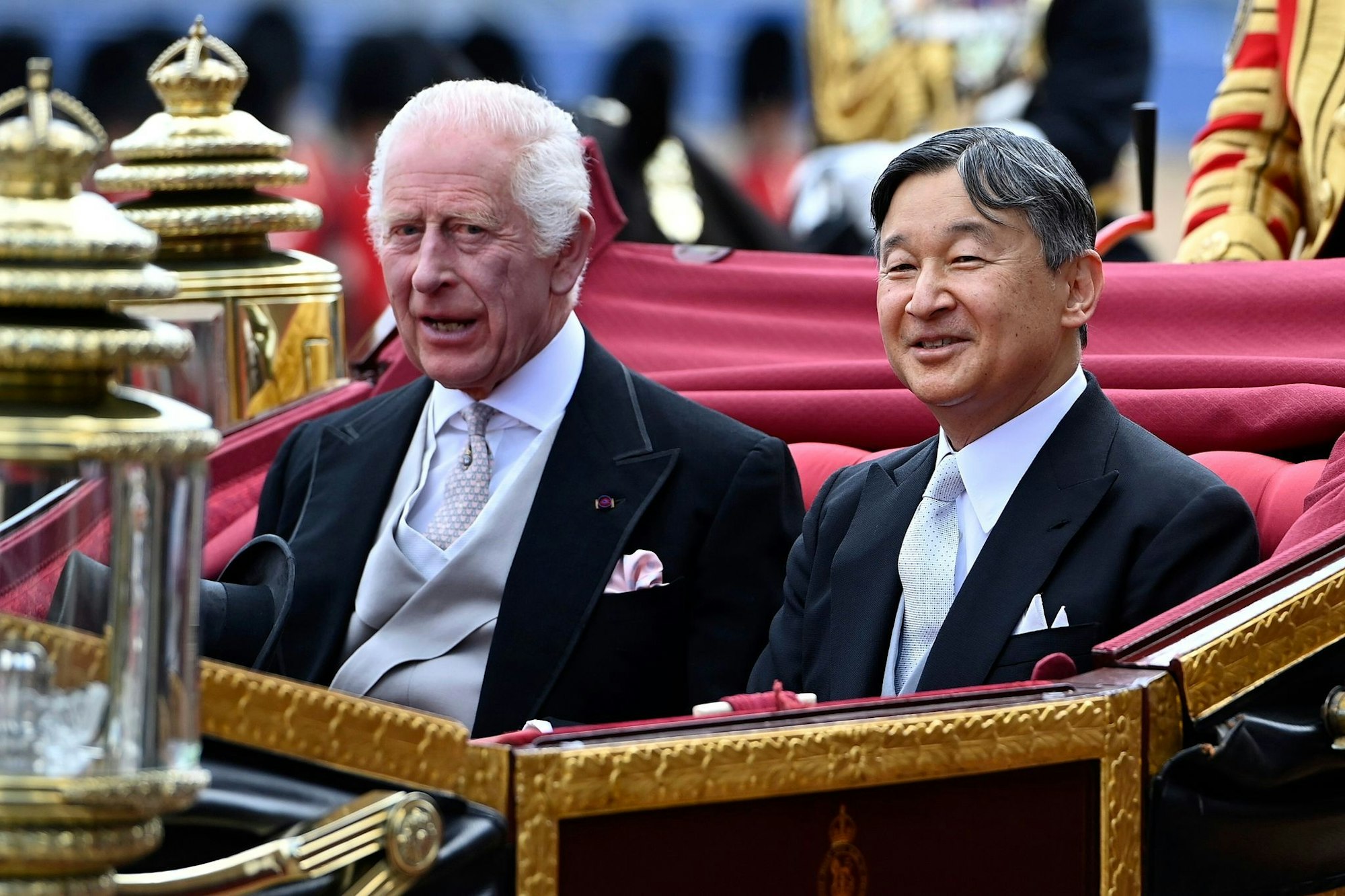 Großbritanniens König Charles III. (l) und Japans Kaiser Naruhito beim Staatsbesuch in Großbritannien.