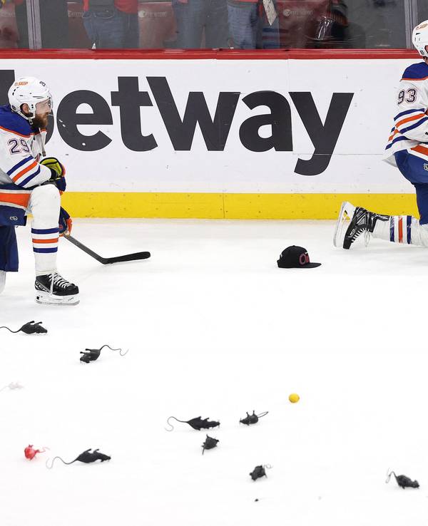 Leon Draisaitl hockt nach der Niederlage in Spiel sieben am Montag (24. Juni 2024) auf dem Eis.