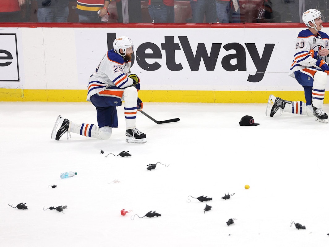 Leon Draisaitl hockt nach der Niederlage in Spiel sieben am Montag (24. Juni 2024) auf dem Eis.