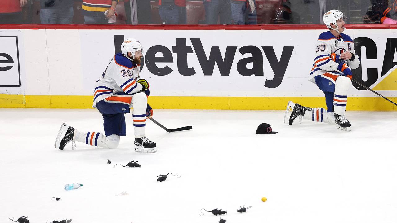 Leon Draisaitl hockt nach der Niederlage in Spiel sieben am Montag (24. Juni 2024) auf dem Eis.