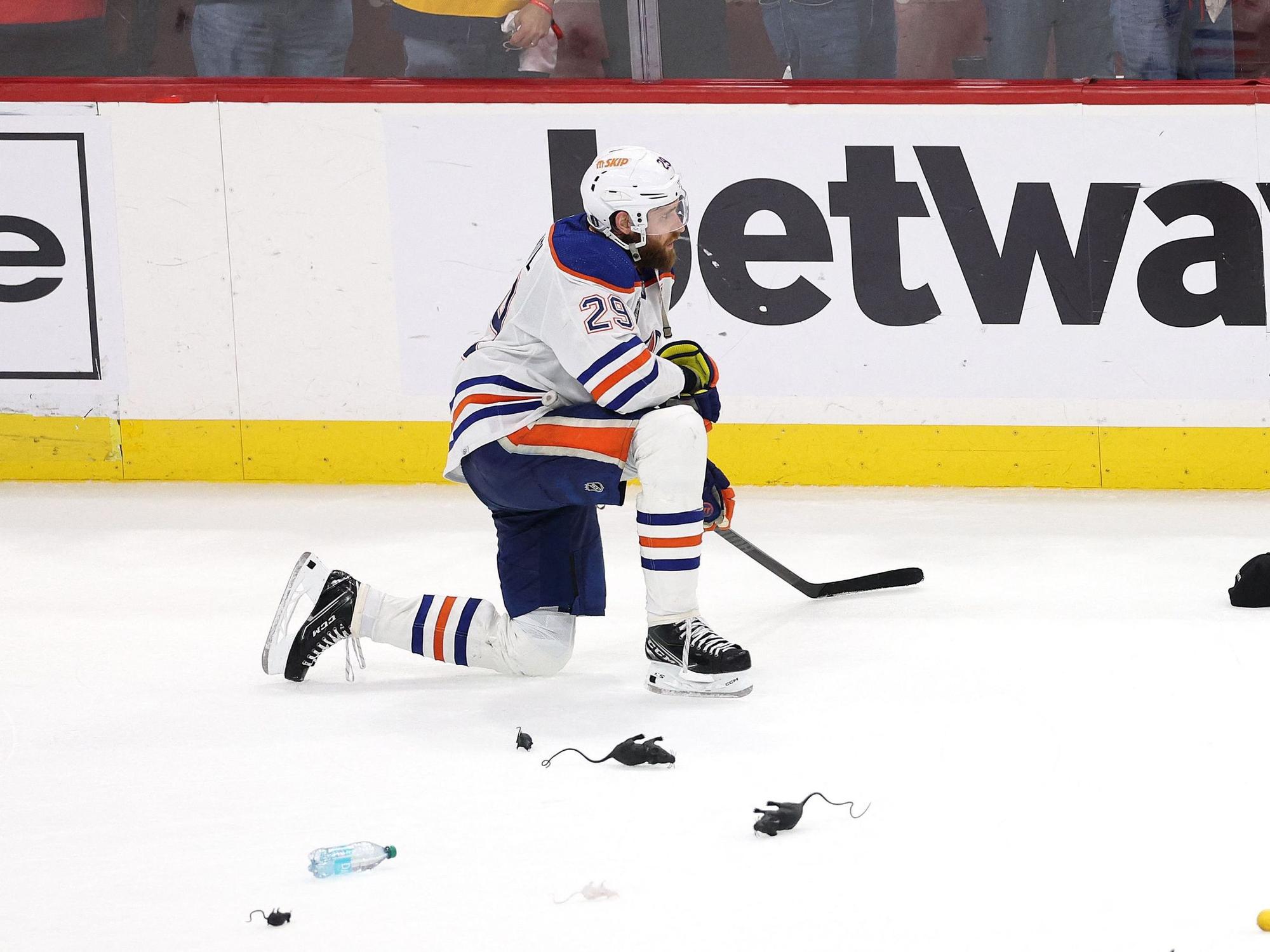 Leon Draisaitl hockt nach der Niederlage in Spiel sieben am Montag (24. Juni 2024) auf dem Eis.