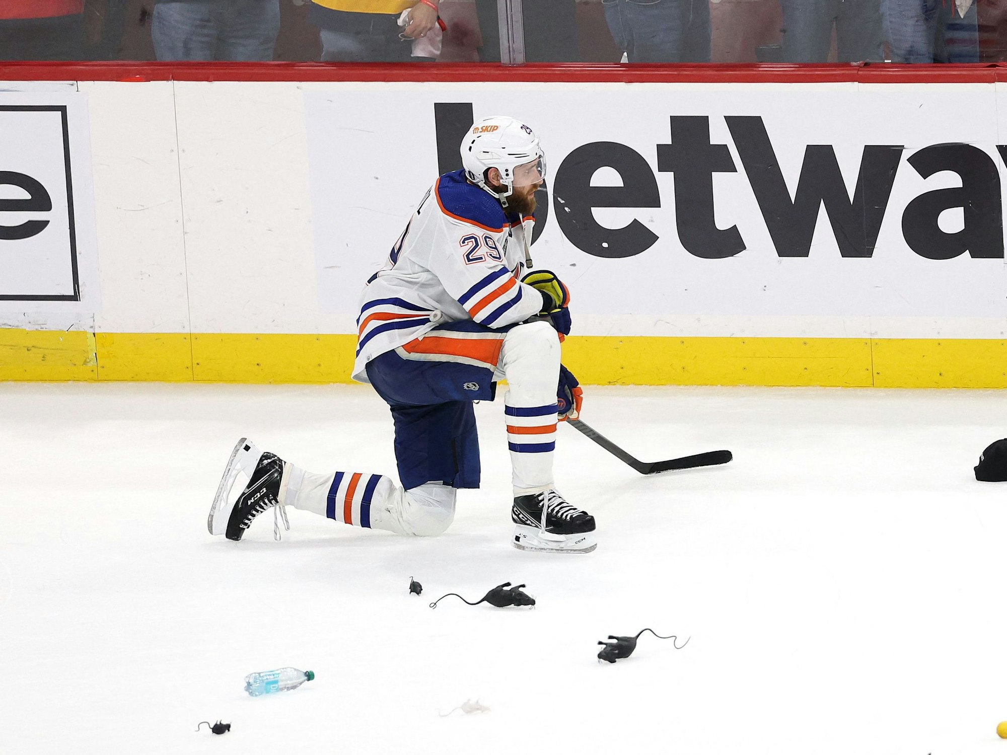 Leon Draisaitl hockt nach der Niederlage in Spiel sieben am Montag (24. Juni 2024) auf dem Eis.