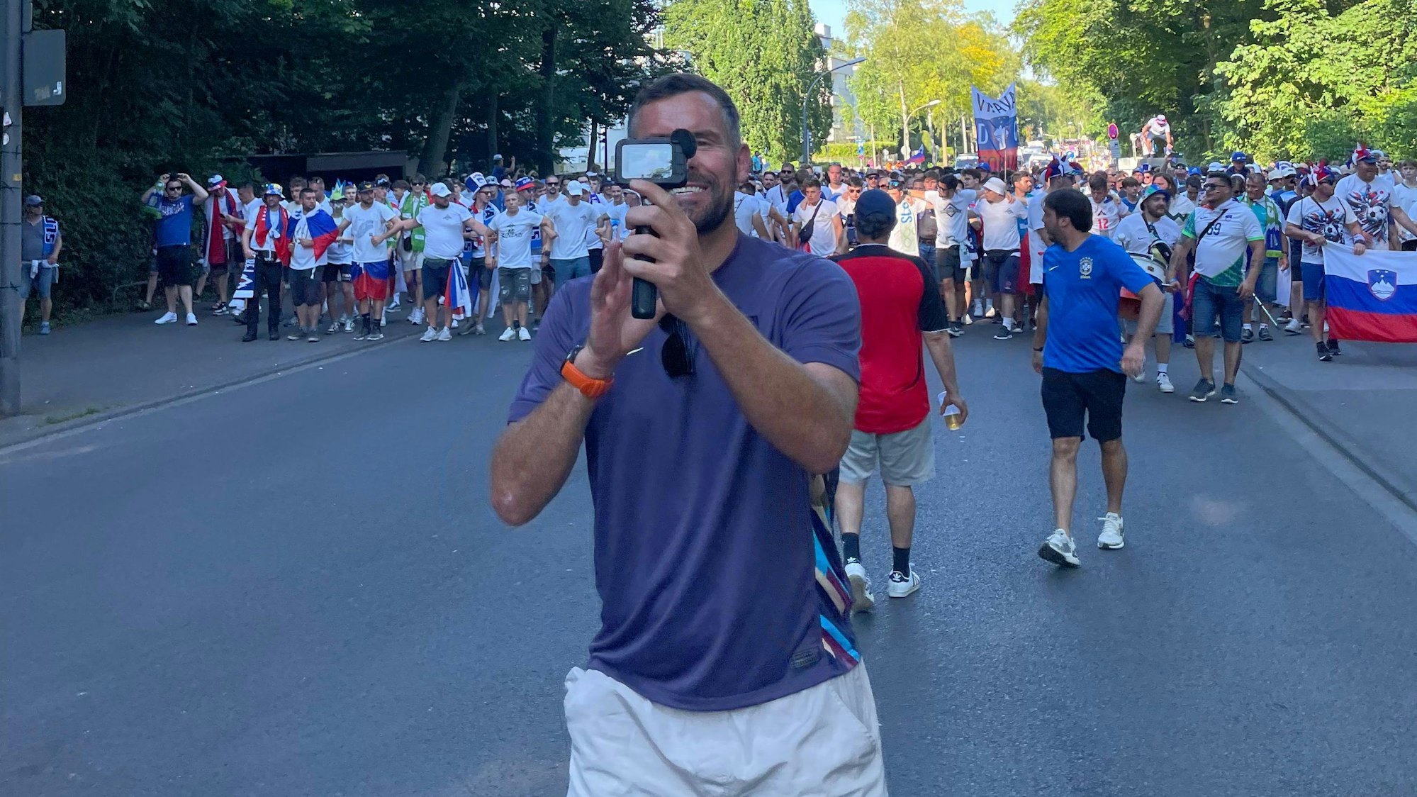 Ben Foster filmt den Slowenien-Fanmarsch in Köln.