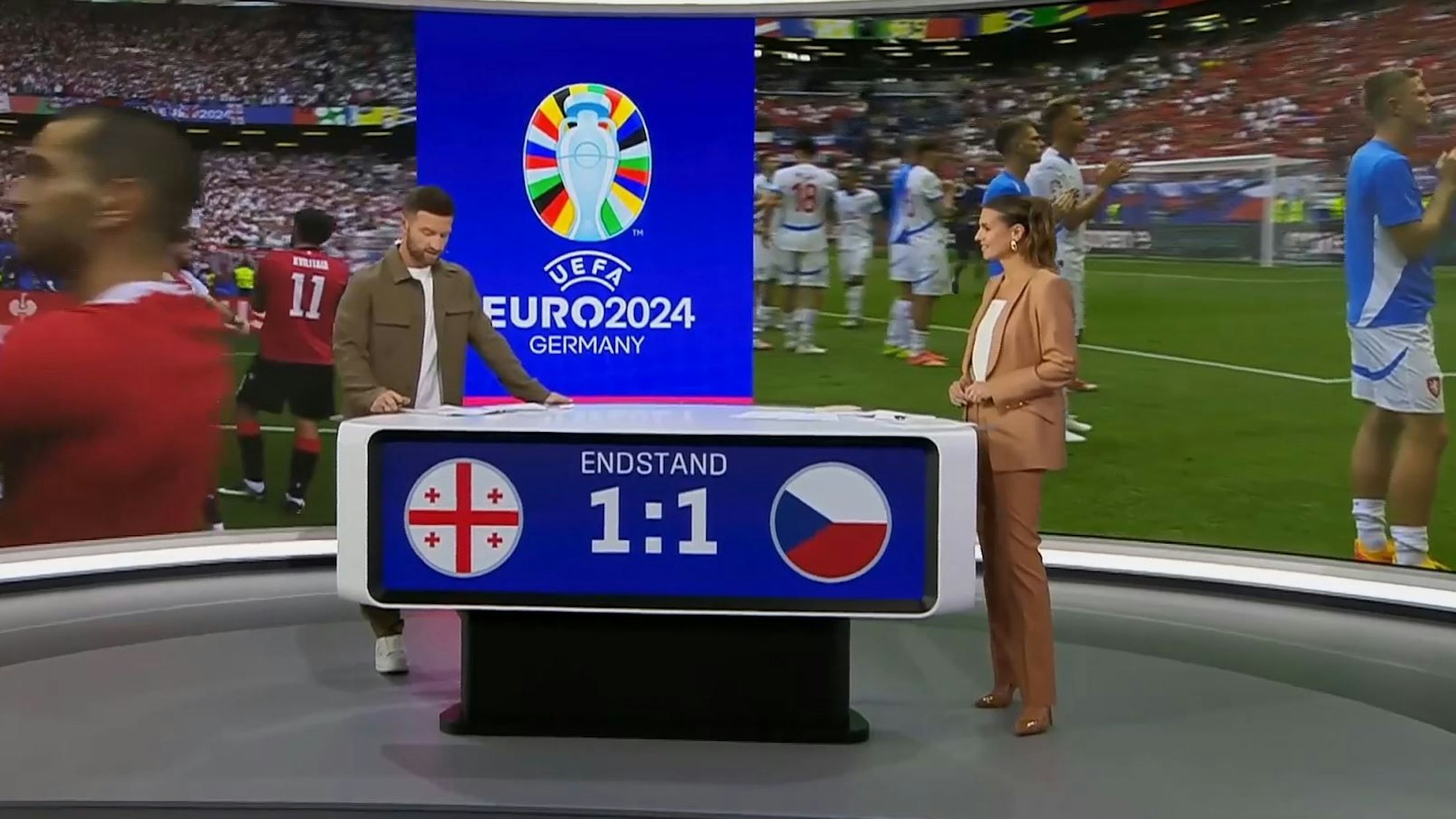 Shkodran Mustafi und Laura Wontorra bei der EM-Übertragung auf MagentaTV.