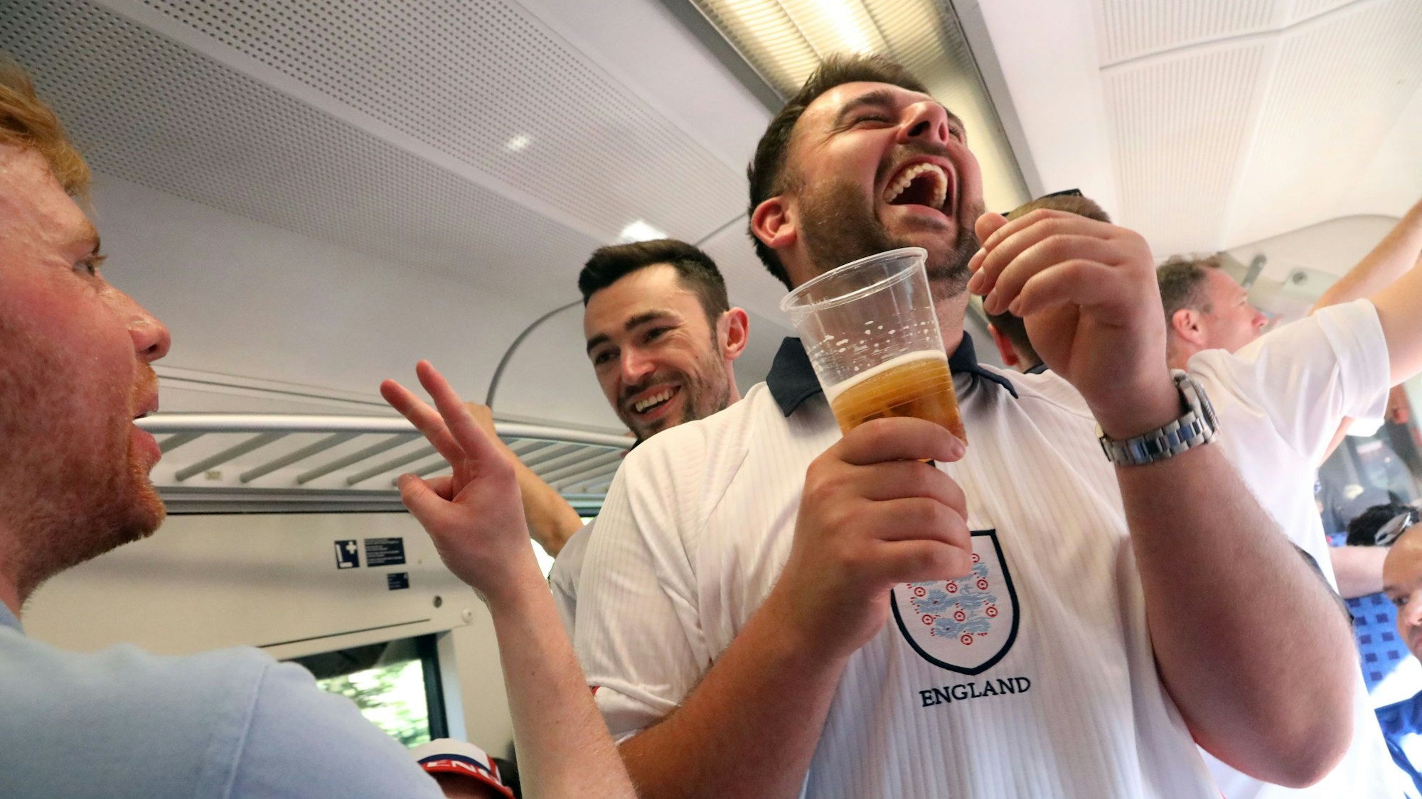 Englische Fans am 25. Juni 2024 auf dem Weg in Kölner EM-Stadion. Das Foto wurde in der S19 aufgenommen.