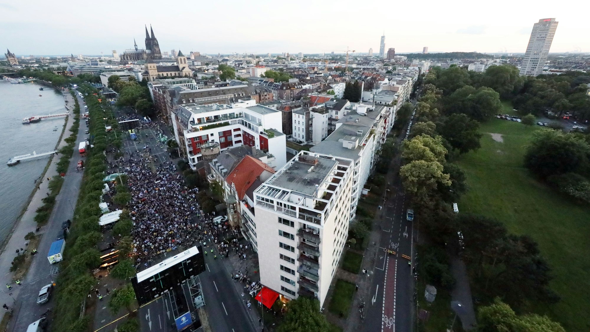 Die Fanzone am Konrad-Adenauer-Ufer am Rhein zwischen Bastei und der Hohenzollernbrücke.