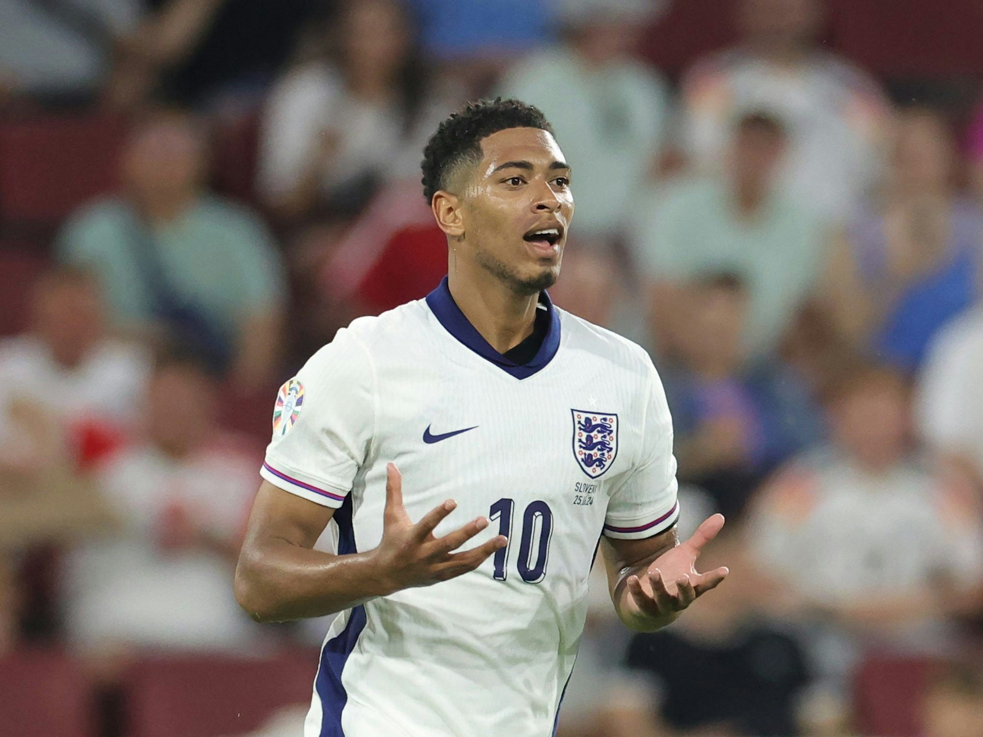 Englands Jude Bellingham gestikuliert.
