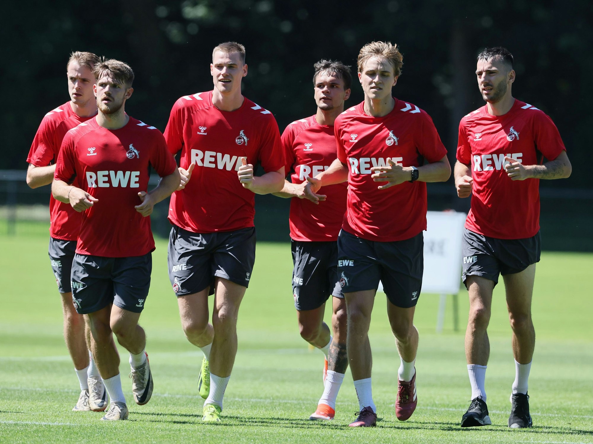 Die FC-Profis um Jan Thielmann und Timo Hübers (vorne) beim Training am Mittwoch (26. Juni 2024).