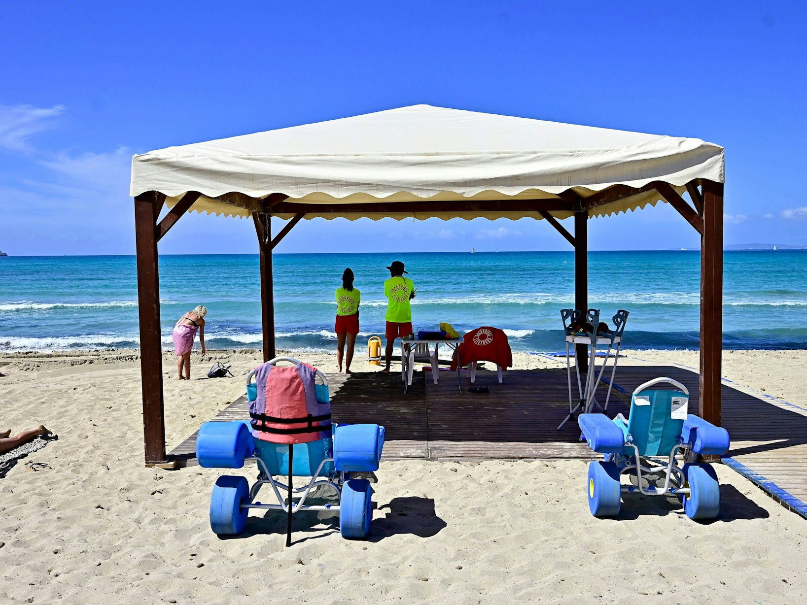 Rettungsschwimmer-Station an einem Strand auf Mallorca