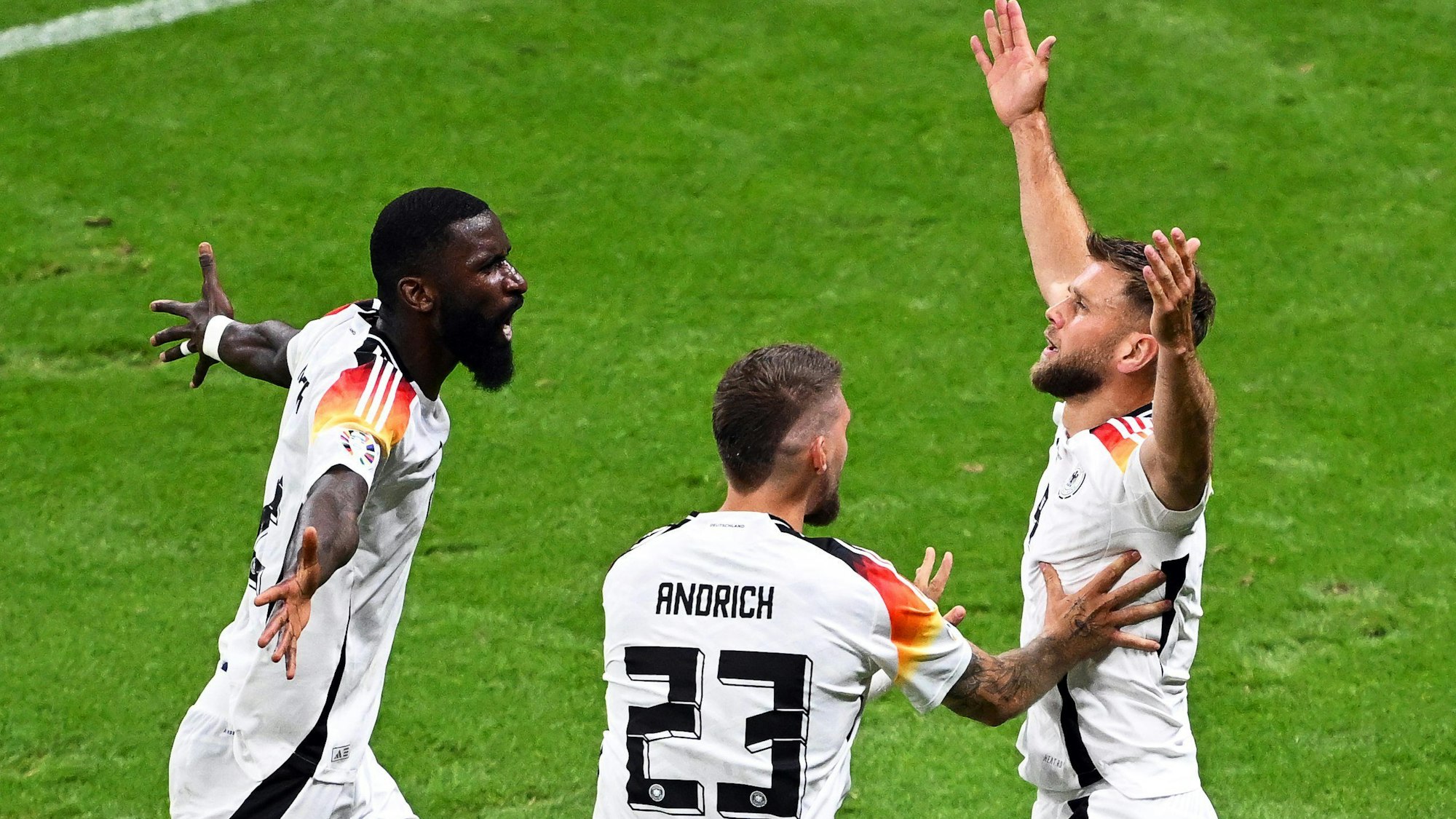 Deutschlands Niclas Füllkrug (r) jubelt mit den Teamkollegen Antonio Rüdiger (l).