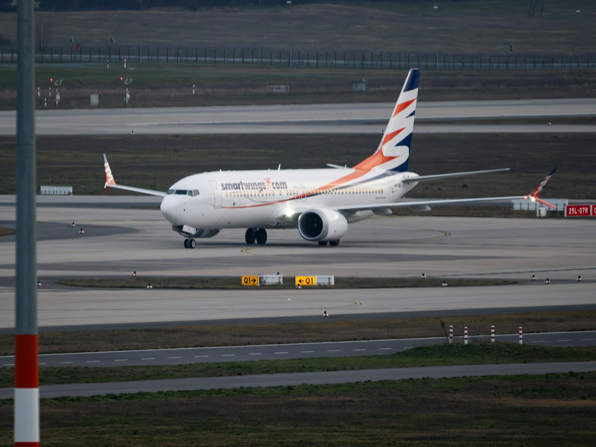 Eine Boeing 737 MAX 8-Maschine nach ihrer Landung auf dem Berliner Flughafen.