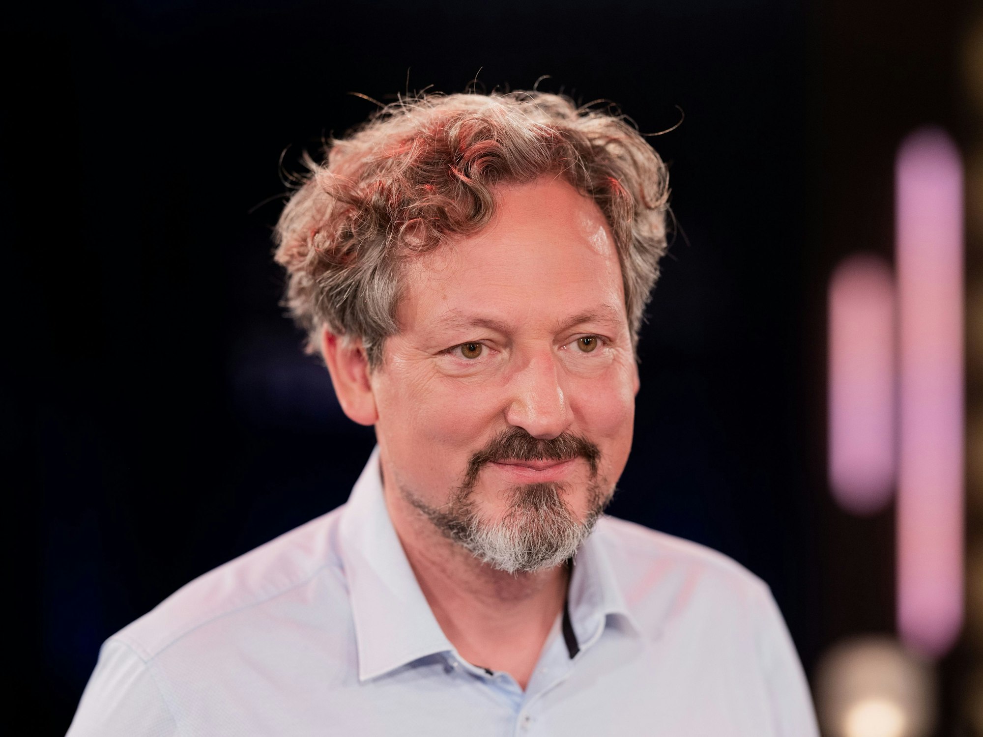 Eckart von Hirschhausen, Moderator, sitzt in den Studios des WDR im Stadtteil Bocklemünd nach der Talkshow „Kölner Treff“.