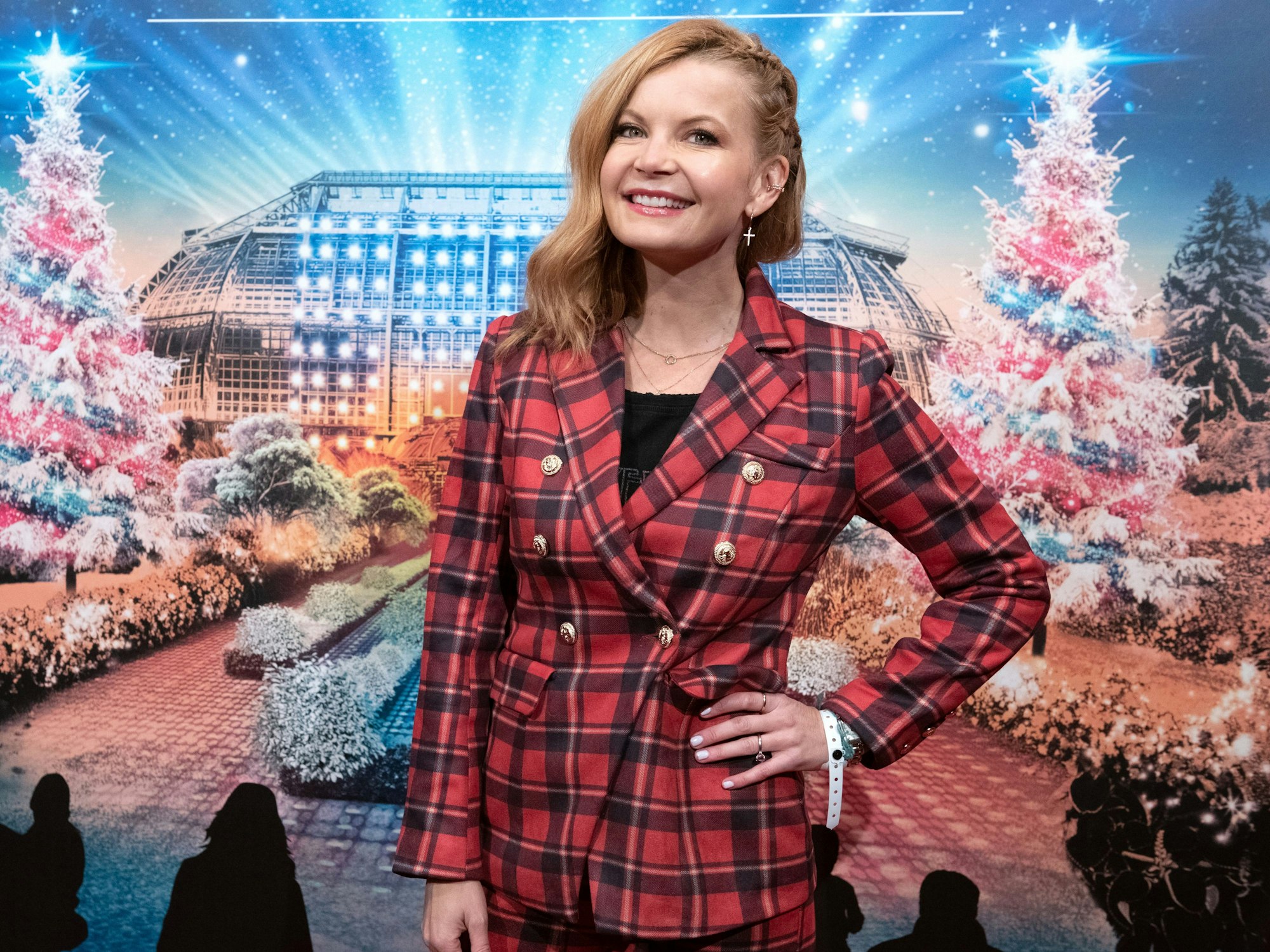Eva Imhof gehört zu den Gästen bei der Eröffnung des Christmas Garden im Botanischen Garten Berlin. Dabei verwandelt sich die Anlage in eine aufwendig beleuchtete Märchenlandschaft.