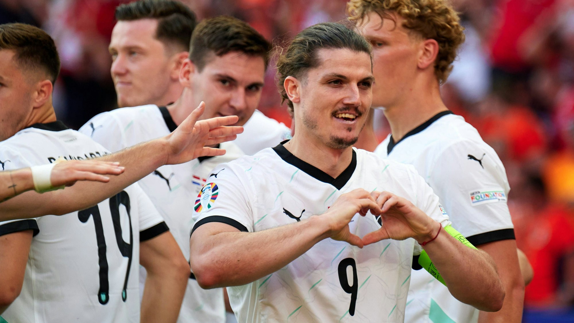 Marcel Sabitzer formt mit seinen Händen ein Herz.