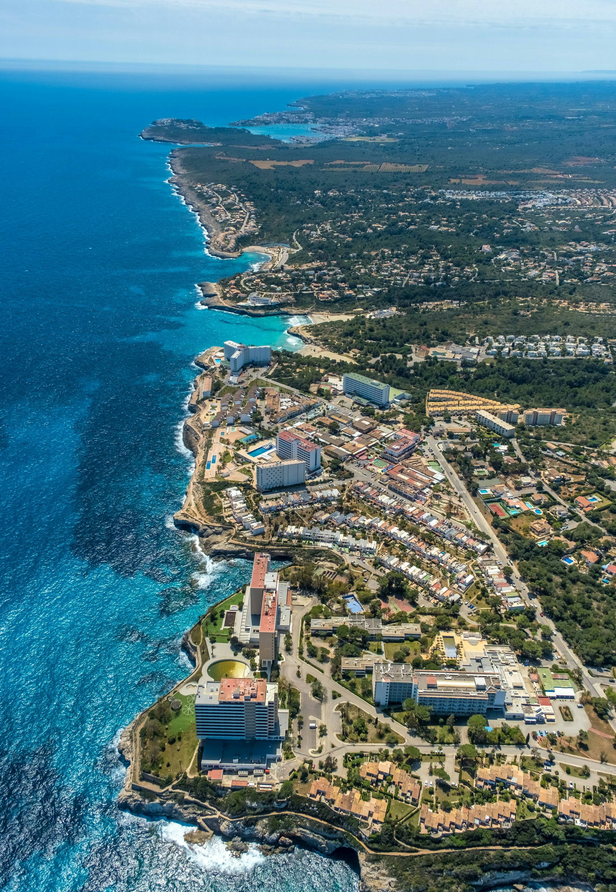 Das Luftbild zeigt den Küstenort Cales de Mallorca von oben.