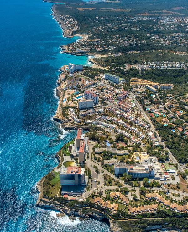 Das Luftbild zeigt den Küstenort Cales de Mallorca von oben.