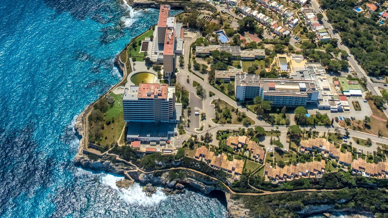 Das Luftbild zeigt den Küstenort Cales de Mallorca von oben.